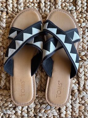 Toms  Viv Black Tribal Canvas Crossover Slide Sandals- size 8 NWT